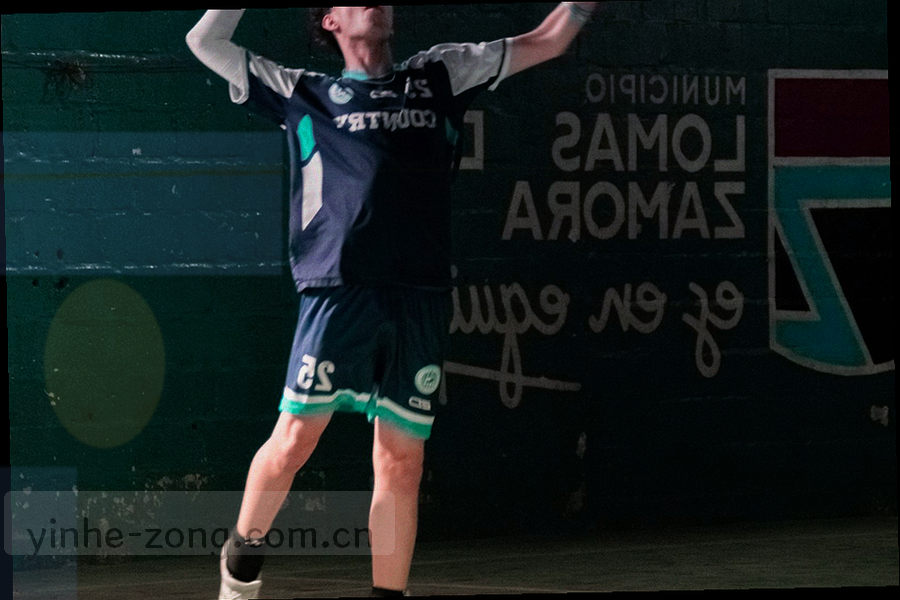 深色背景上以网格形式排列的设备型号与系统版本对照矩阵缩略图